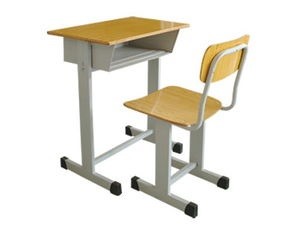 广水校用课桌椅在制作过程中
